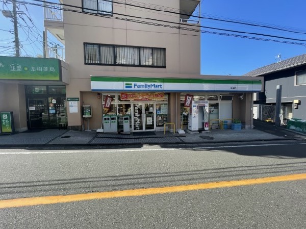 ファミリーマート横浜釜台町店(時間を問わず立ち寄れる、便利なコンビニは徒歩5分の近さ。ホットスナックのファミチキが人気です。)