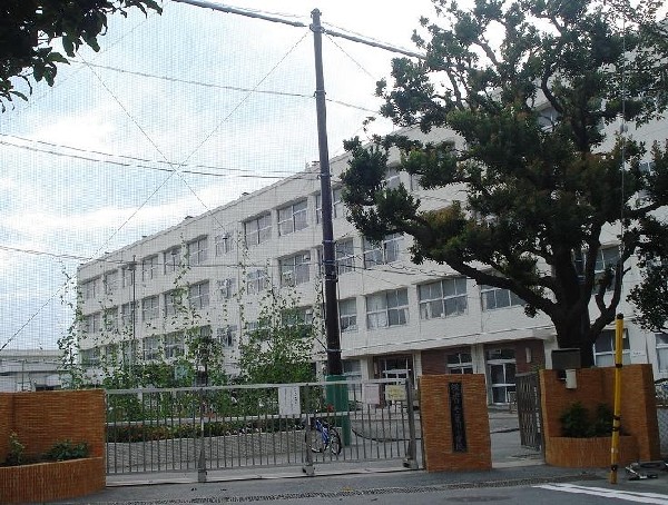 上星川小学校(各学年3クラスの小学校。学校教育目標は「友だちいっぱい　夢いっぱい　未来へ向かって　かがやく星の子」)