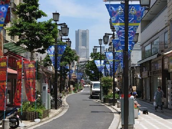 藤棚商店街(下町的な雰囲気が漂う昔ながらの商店街。八百屋や魚屋、精肉、総菜、パン屋などが揃いまとめ買いにも便利。)