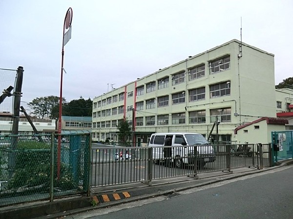 長津田小学校(創立70年以上の歴史ある小学校。教育目標は「自ら学び　たくましく　心豊かな子」。新校舎が綺麗です。)