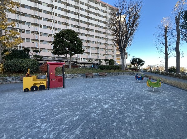 ぞうひろば(団地の中にある公園。斜面を利用した幅のある滑り台や複合遊具があります。木々が立ち並び癒される空間です。)