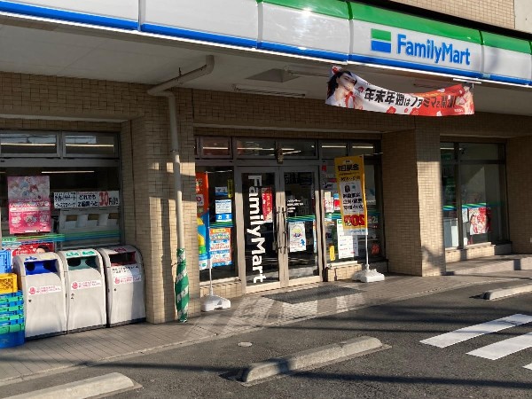 ファミリーマート横浜神大寺四丁目店(ホットスナックのファミチキが人気のコンビニ。酒たばこ取扱い有。少量のチルド総菜が充実している。)