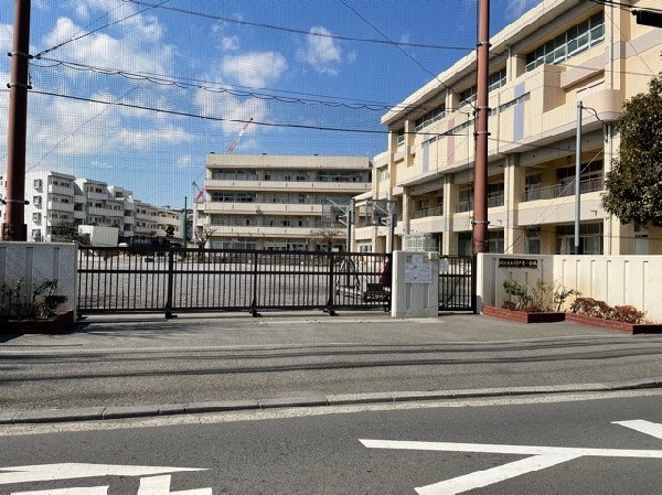 神大寺小学校(教育目標は「考える力、大好きなものを増やす、自分から行動する、人のために役立つ、世界への関心を持つ」)