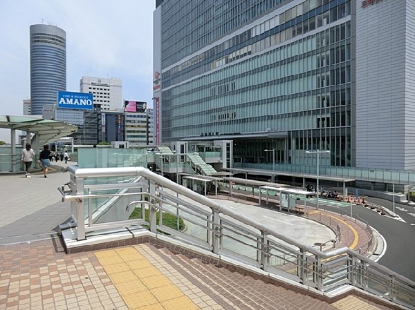 新横浜駅(東海道新幹線、横浜線、地下鉄ブルーライン等が乗り入れる駅。横浜アリーナや日産スタジアムからも近い。)