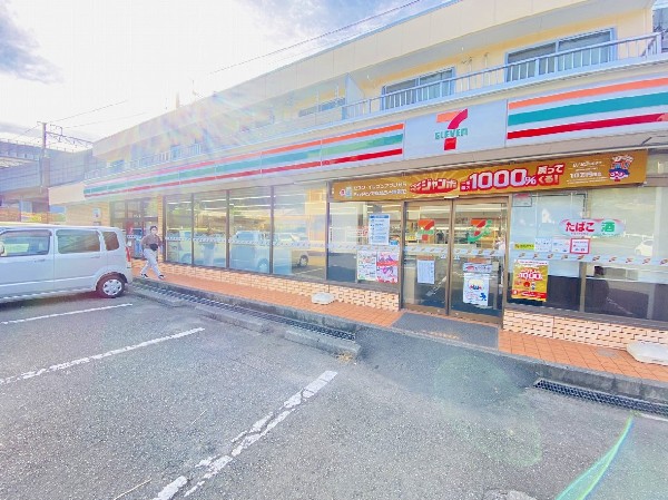 セブンイレブン横浜三枚町店(近くて便利、期待以上の品質を提供するコンビニ。セブンイレブンの商品を最短30分で届ける7NOW取扱店。)