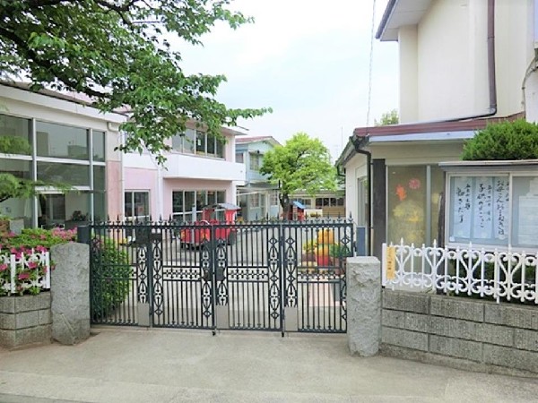 中山幼稚園(各クラス10～15名の少人数制。制服がなく遊びの中で育てる自由な幼稚園。デンマーク製の遊具を導入。)