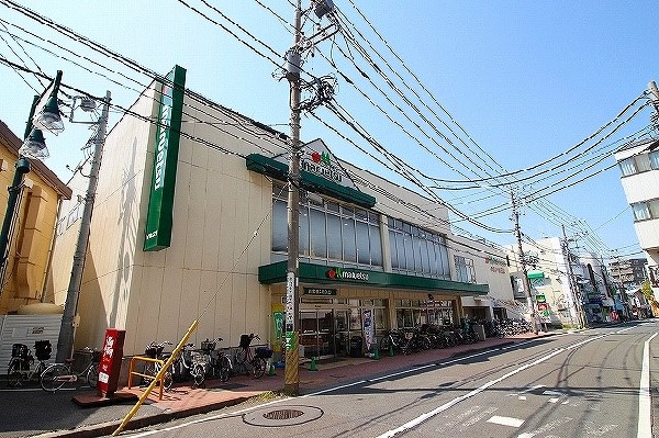 マルエツ中山店(広い店内は清潔感があり品揃えも良い。宅配サービス、ベーカリーあり。営業時間は朝9時～深夜25時まで。)