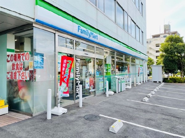 ファミリーマート横浜中山町店(時間を問わず、幅広い品物が揃うコンビニ。フライヤー商品やスイーツなど美味しいオリジナル商品が続々登場)