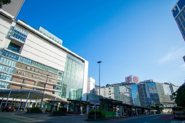 横浜駅(東京方面はもちろん、観光地にもアクセスしやすいビックターミナル駅。駅周辺には商業施設が集結し大変便利。)