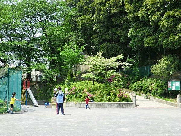 栗田谷公園(住宅街の中にある公園。青空の下で駆け回ったり、遊具で遊んだり、思い思いの遊びができます。)